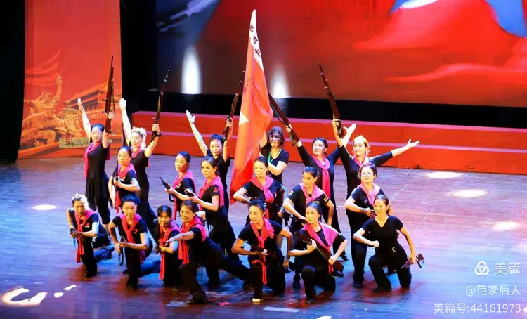 海南四野子弟战旗舞蹈队在彩排。